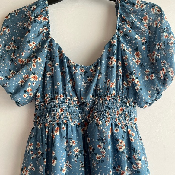 B. Smart Blue and White Tiered Puff Sleeve Sundress - Picture 7 of 14